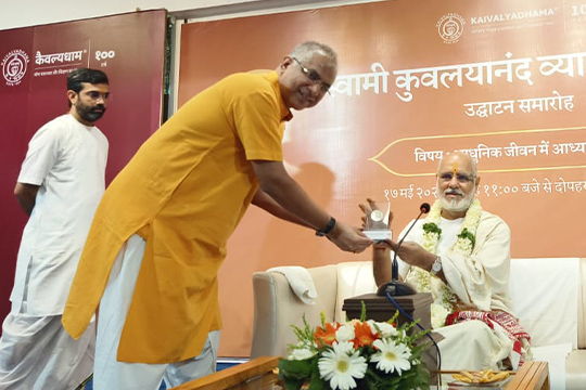 17 May 2025 𝐒𝐰𝐚𝐦𝐢 𝐊𝐮𝐯𝐚𝐥𝐚𝐲𝐚𝐧𝐚𝐧𝐝𝐚 𝐕𝐲𝐚𝐤𝐡𝐲𝐚𝐧 𝐌𝐚𝐥𝐚 the presence of 𝐏𝐮𝐣𝐲𝐚 Bhaishri 2